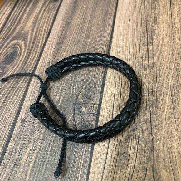 ‎Black Leather Pull String Bracelet - Picture 2 of 2
